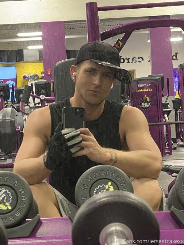 A few pics I took last night at/after the gym 💪 3