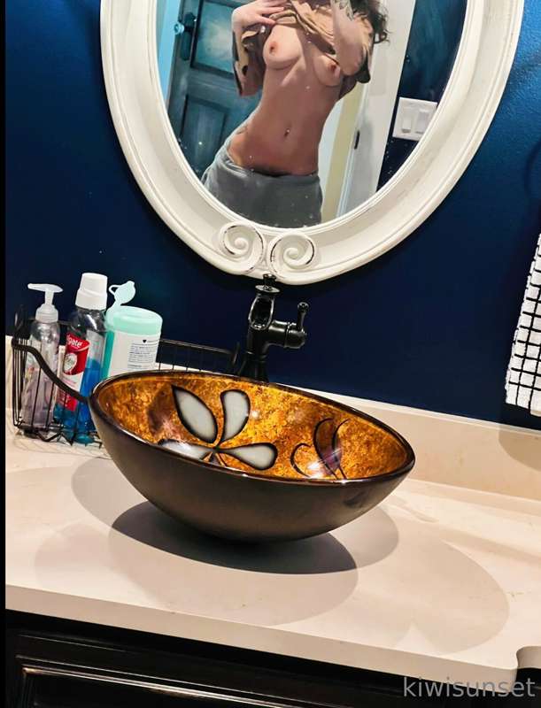 every time i see the mirror, i flash it with my tits really ..