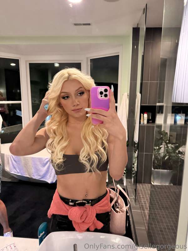 Your favorite blonde 💗