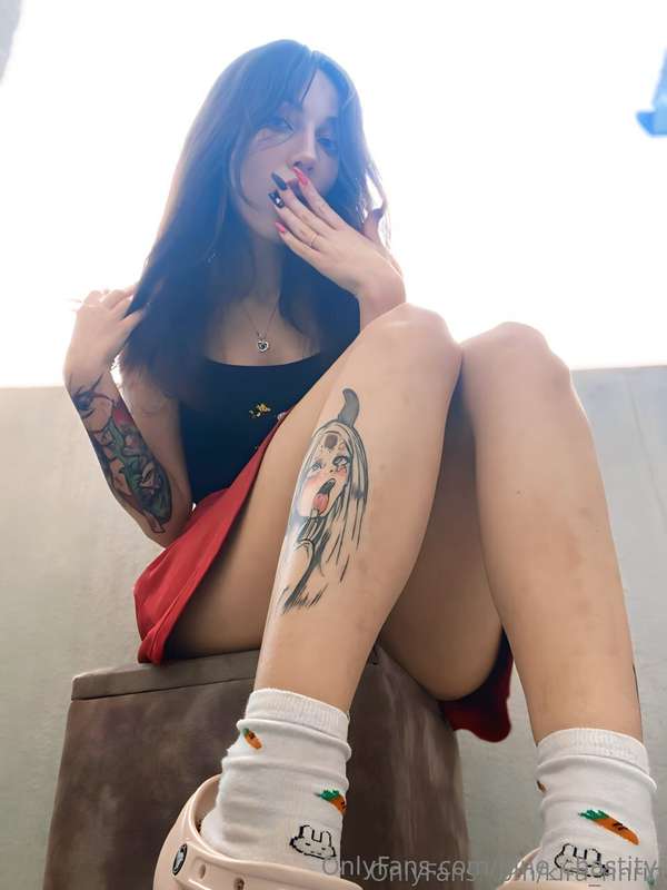 Kinky but shy Geekgirl @amiko_chan_xxx wants to try somethin..