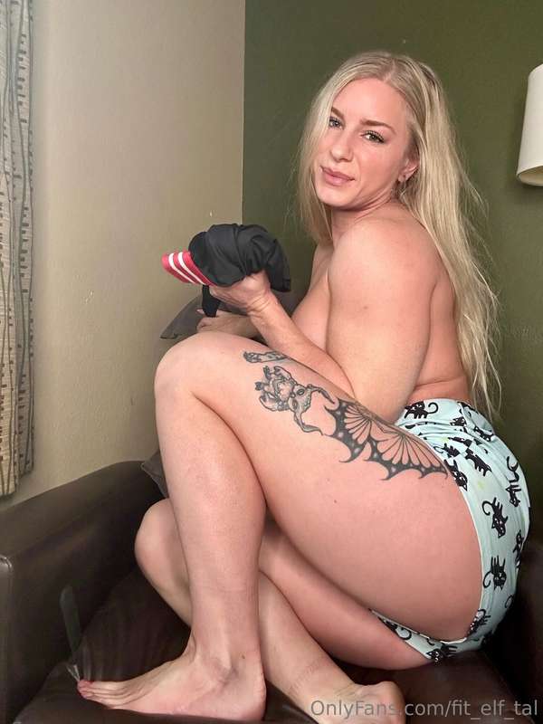 got your boxers here daddy 😏 wanna cum for them?