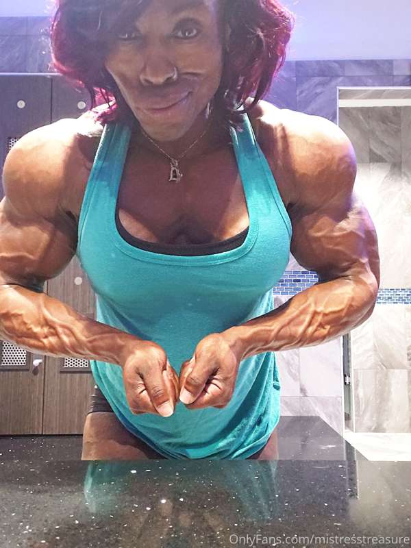 Muscle Talk equals Shredded Sunday and Muscle Monday
video p.. 1