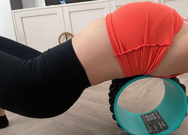 Some post workout stretching this morning 🍊 2