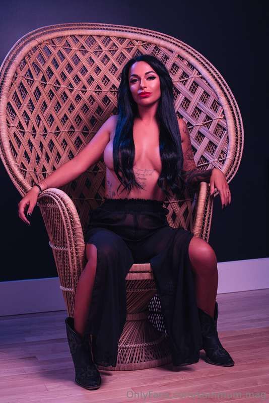 👑 La reine sur son trône, prosternez-vous! 👑 @maunikacsamson..