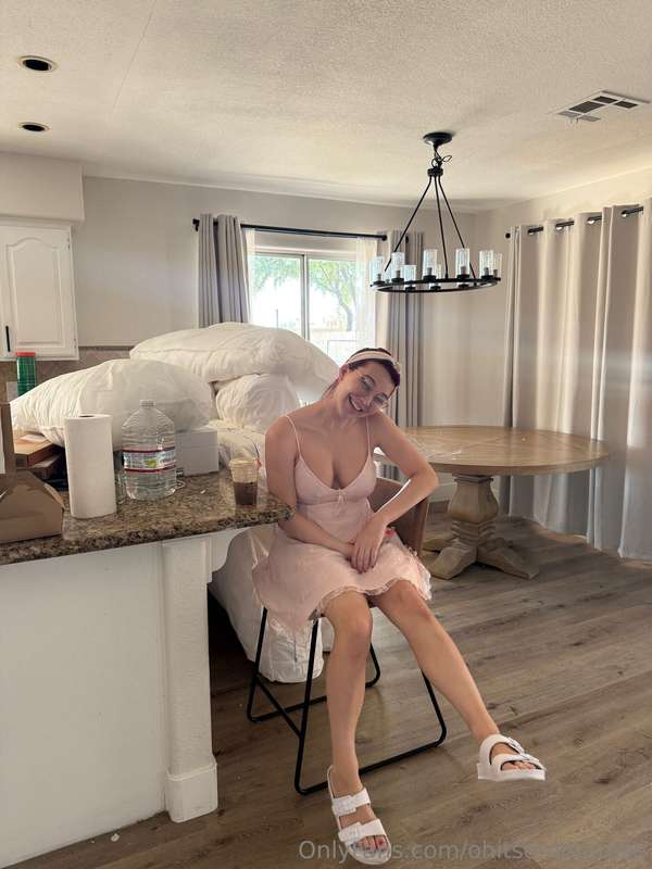Who wants to rub my feet for me????
