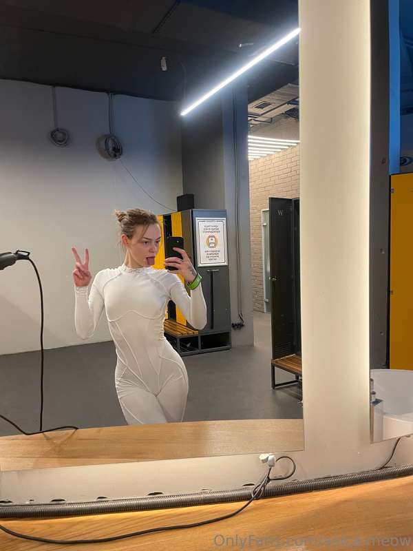 I remembered my favorite, very tight🍓 gym outfit. Do you lik..