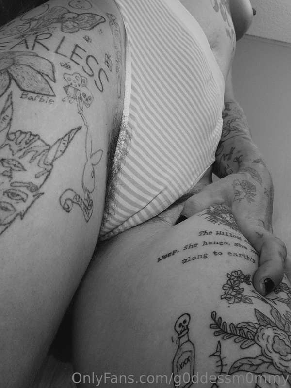 I love how the black and white looks on my body 😍 2