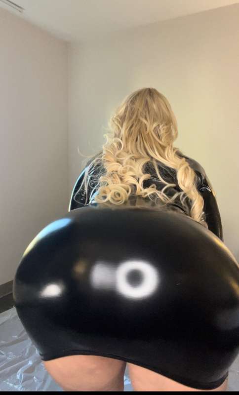 My big sexy ass in black latex