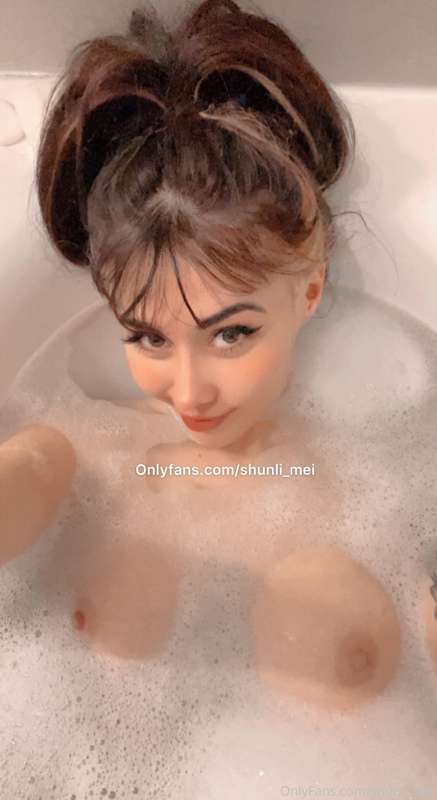Un baño caliente y una paja antes de dormir 🙈💦💖 13