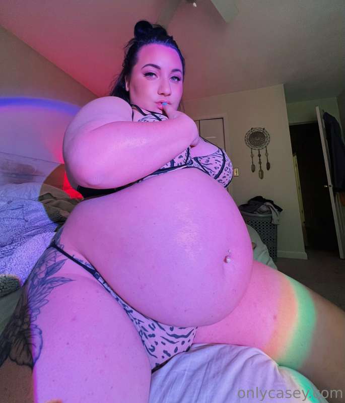 Turning into the biggest food-crazed bimbo. Sleepy, hungry, ..