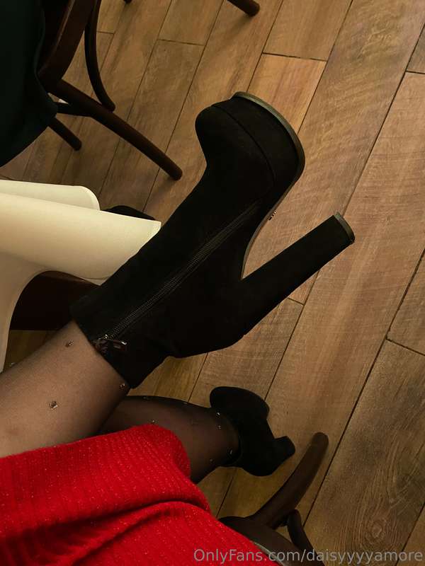 mm..can high heels on girls DRIVE you crazy?👠