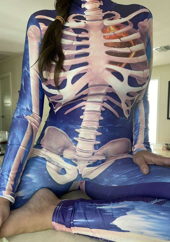 Dunno if I’d consider this costume sexy or not🤔 
Well maybe .. 1