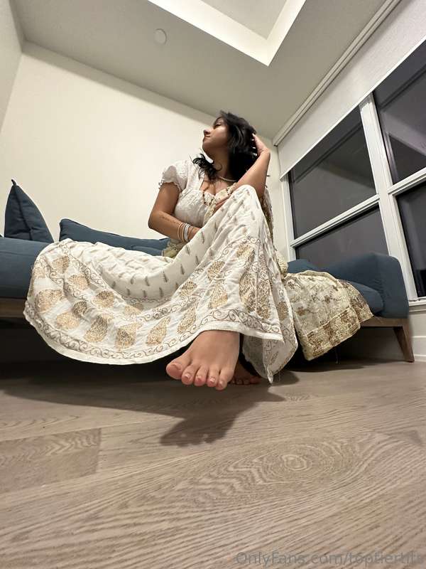 Desi Girlfriend's Secret Desire: SFW Photo Set 2

Model: @th.. 16