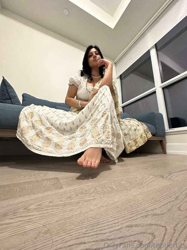 Desi Girlfriend's Secret Desire: SFW Photo Set 2

Model: @th.. 4