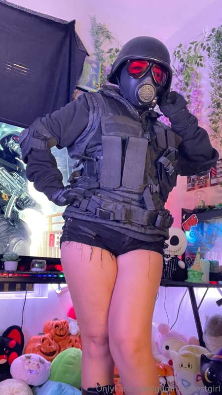 Lady Hunk cosplay! 🖤 geared up and ready to go 😏 8