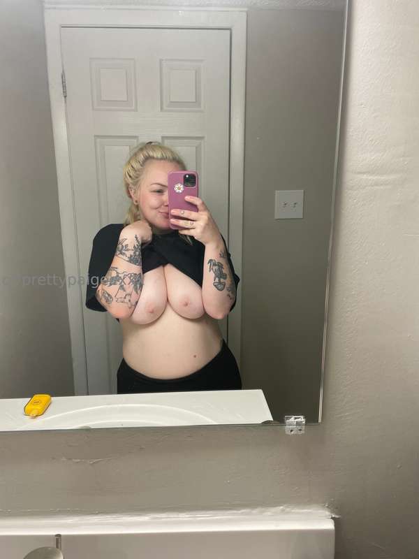 My selfie when I went to the bathroom after he fucked me lik.. 1