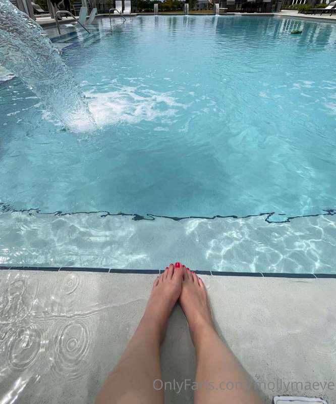 Suck my toes in the pool bb