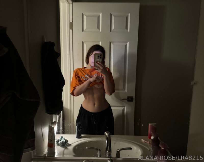 Been working on my core, noticeable? 💪🥰 1