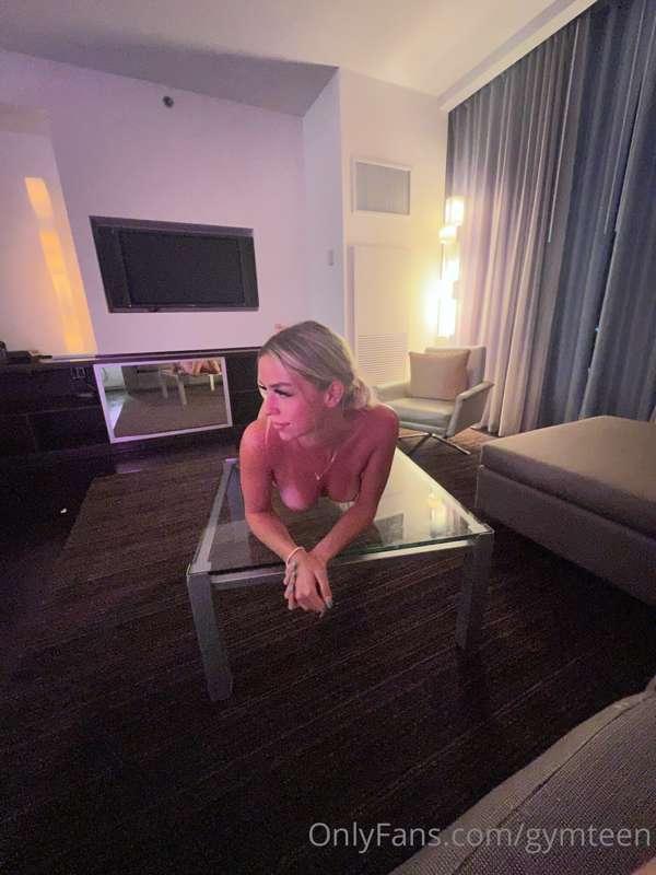 The glass table felt good on my pussy daddy🫦😉👀