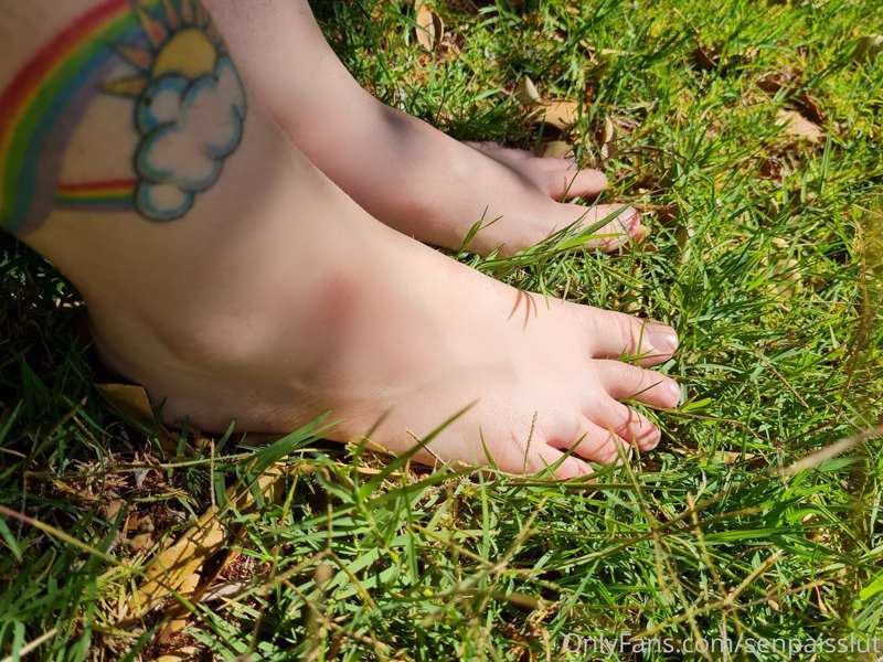 Barefoot in the grass enjoying the sun shine 😍 8