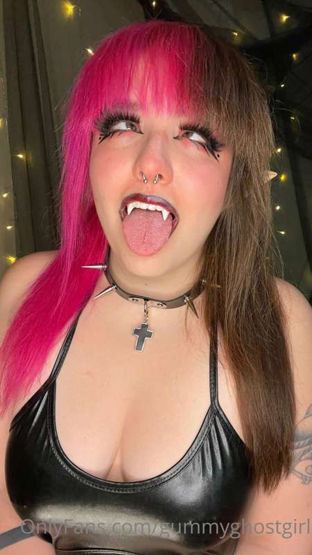 Oily vampire babe 🖤⚰️ 5