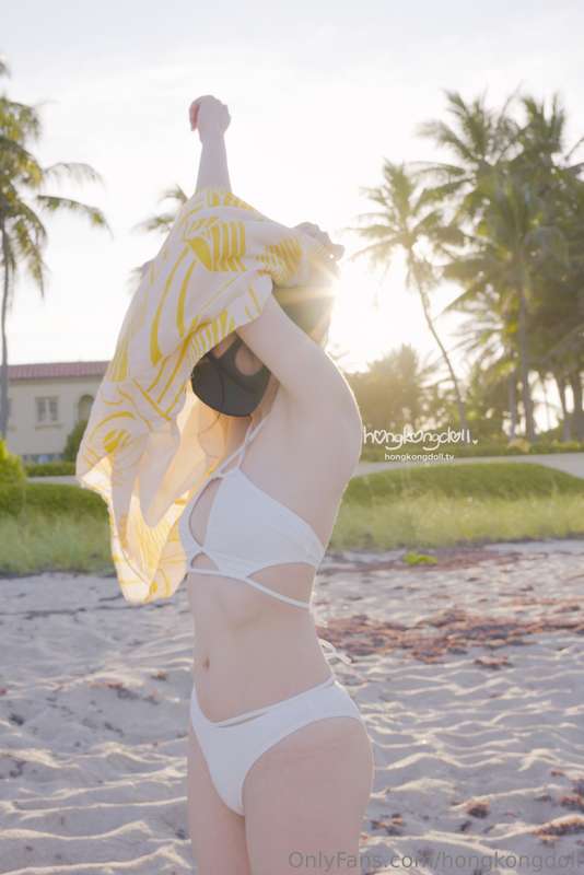 就只是脱衣服而已啦😌Just taking off my dress 😌 2