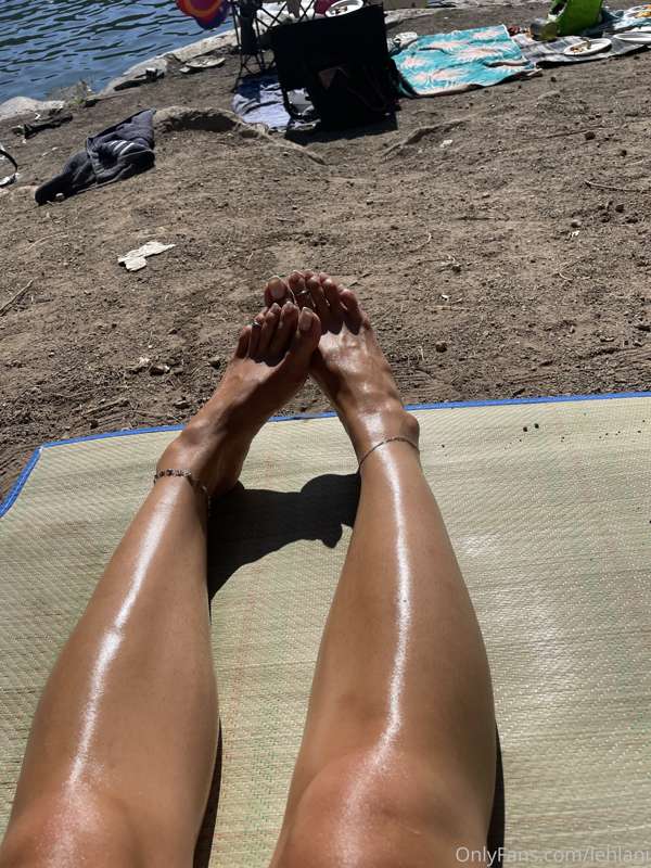 Beach toes 🏝 - I wonder if anyone noticed. Didn’t see anyone.. 9