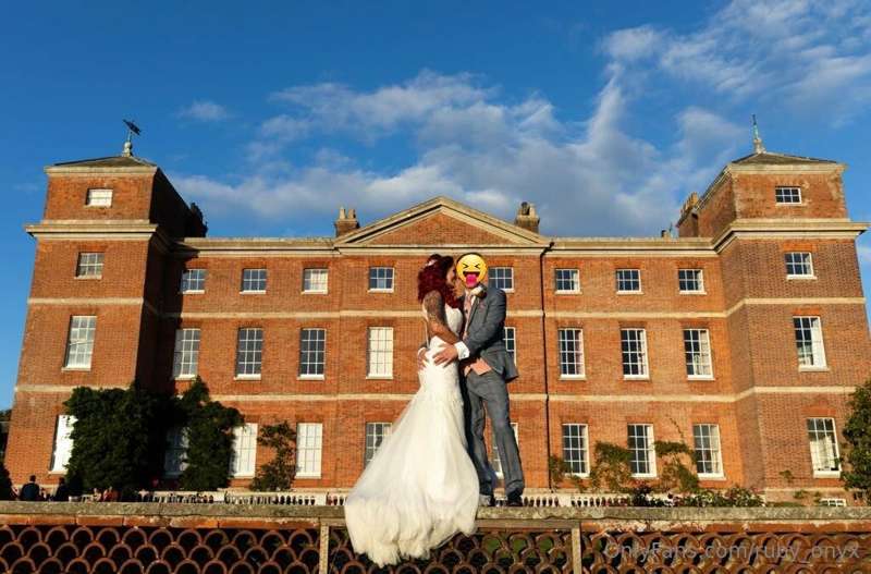 It's our 1 year anniversary today!! 💍🥰 how quickly its flown..