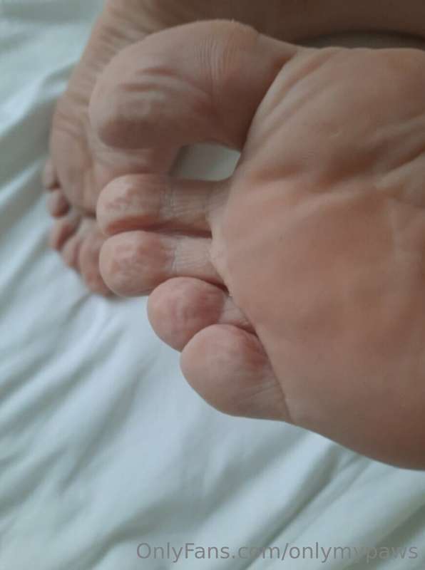 Soggy wrinkles after yesterday's wellness. 💦👣 4
