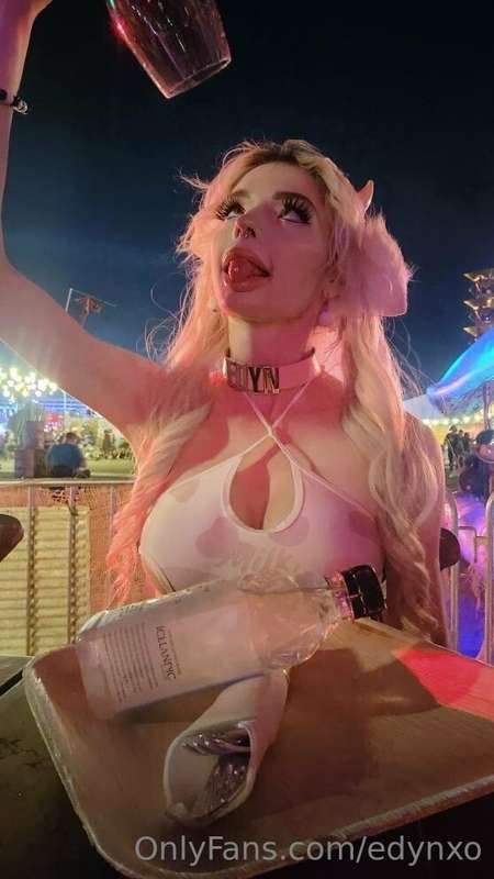 What would you cover me in?? 😇😇🐮🐄 milk or ur cum?? 🤔 1