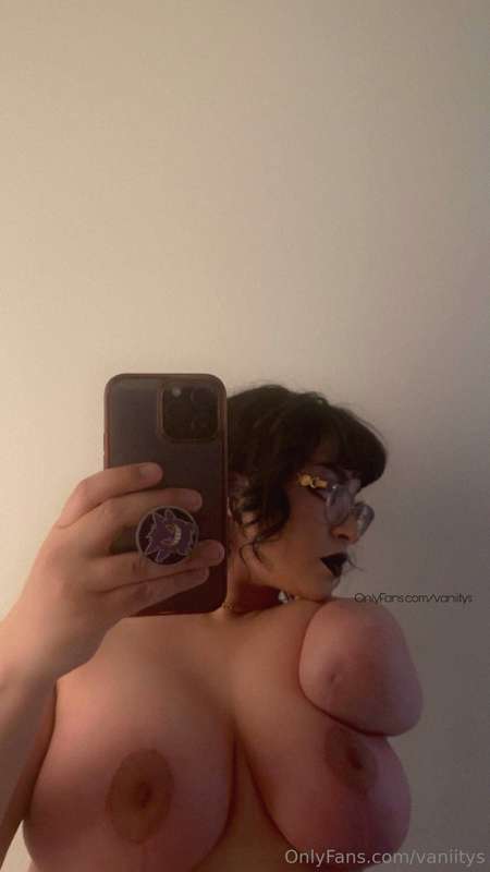 Can I be your favorite art piece?🎨🖼️🖌️