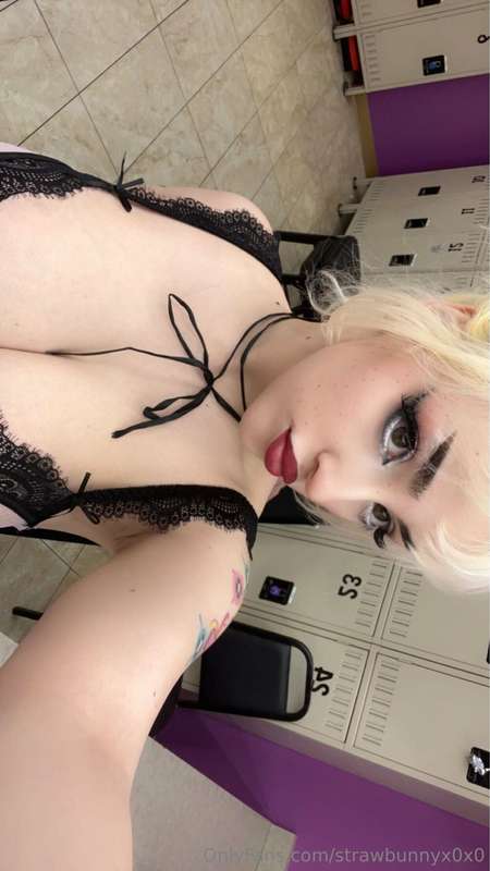 Nothing better then being sexy in a strip club 🖤