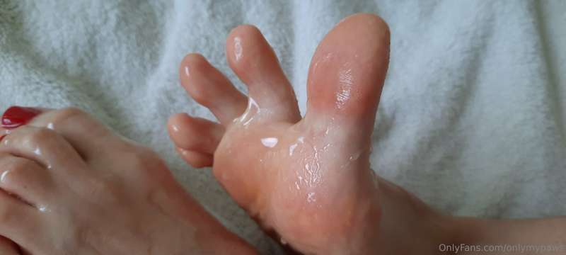 Is honey and my sweet feet too much sugar yet? 🦶🍯Lick it off.. 2