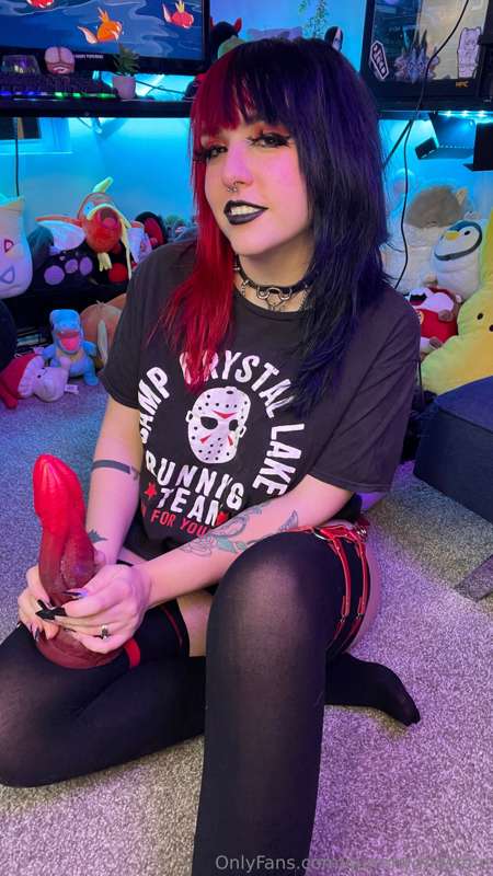 Red and black is back! 🖤❤️ 8
