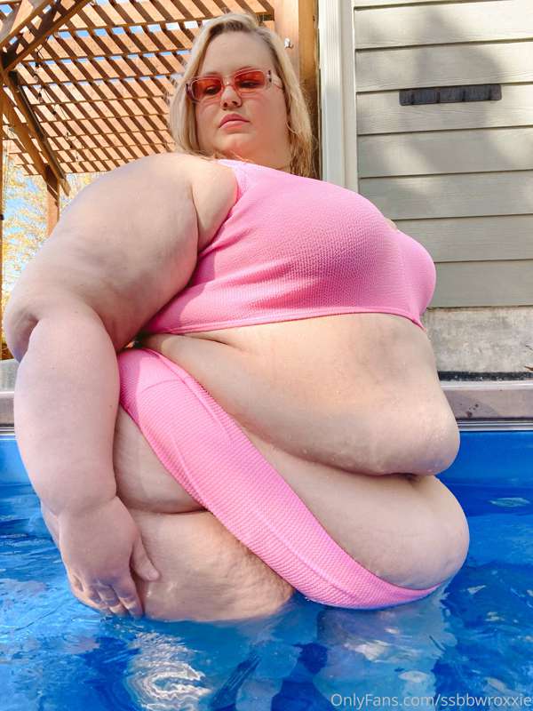 Massive curves in a pink bikini by the pool ☀️ 8