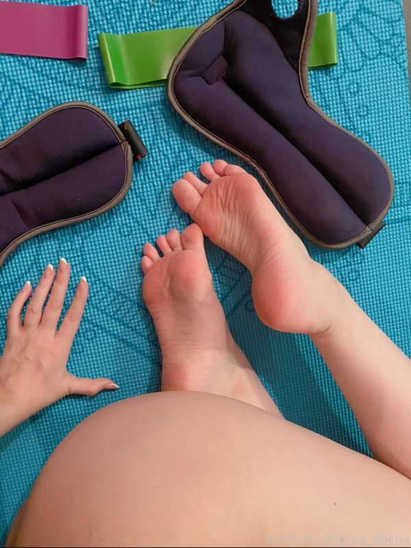 Some feet before naked home workout 😻 2