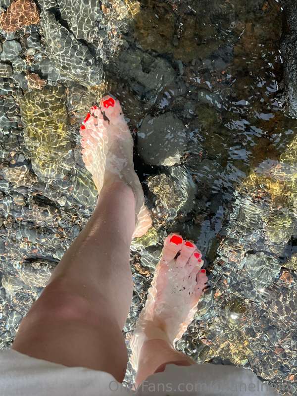 Some feet pics for you feet lovers 😏 5