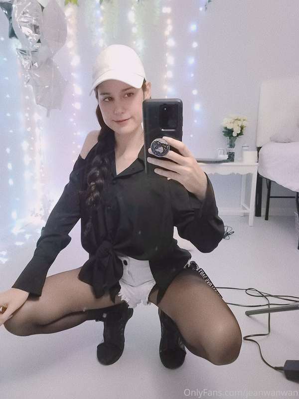 How do you like my pantyhose? I'm such a fan ♡ I love wearin.. 3