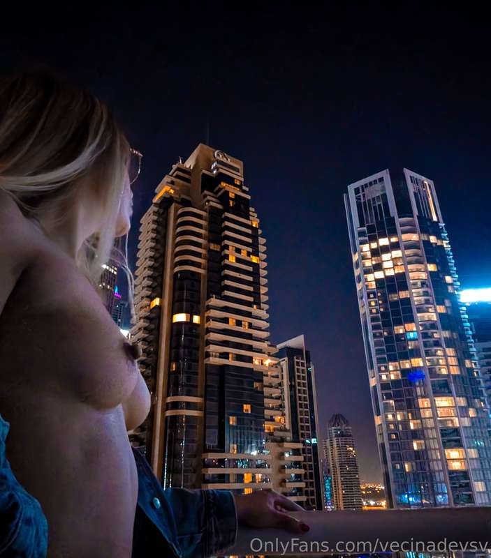 Sfârcurile astea👀 + luminile🌃 combinația fatală 😄🫣🥵