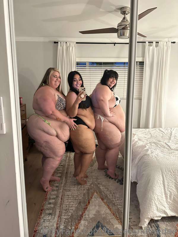 Over 1000lbs of woman and we barely fit in the mirror 🥵 bein.. 1