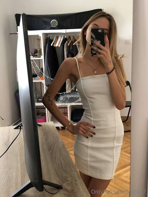 How I love this white dress, I think it is very beautiful an..