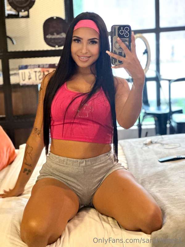 Soft curves, hard to resist 🍑🖤