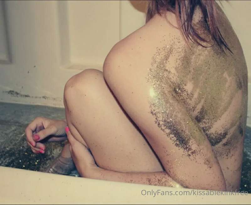 Throwback to when i used to fill bathtubs with glitter (or f..