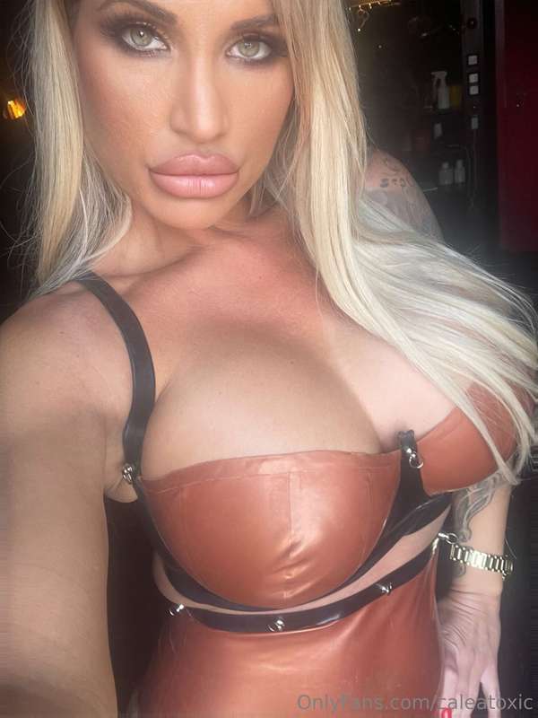 A nice start into the new week from your latex goddess 💋 3