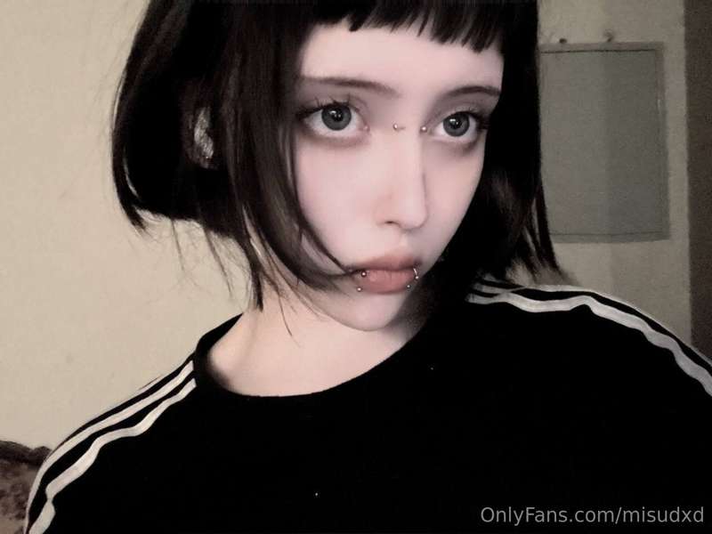 They say I have a mischievous look… Is that true? 😏💋 >_< 