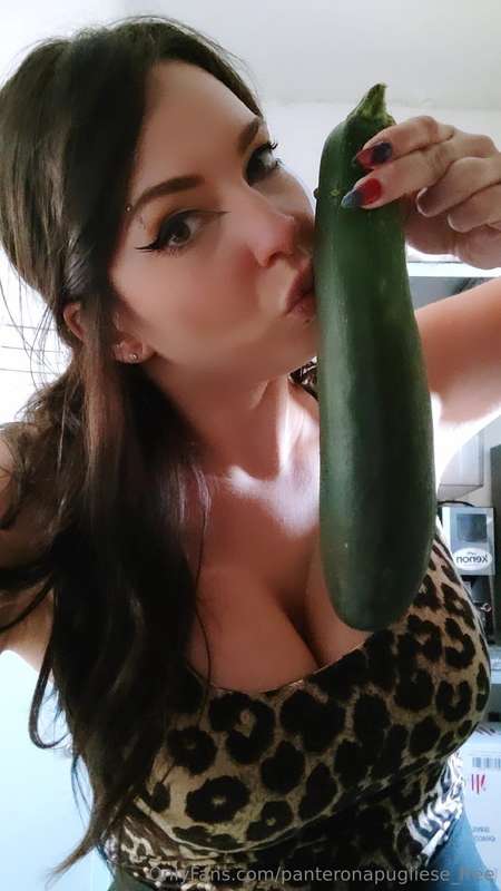 Chi ha voglia di fare cam con questa bella zucchina?💦💦💦 Scri..