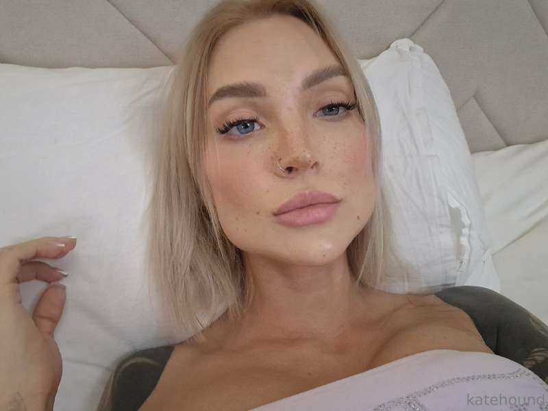 lazy day in bed but something tells me it wont stay that way..