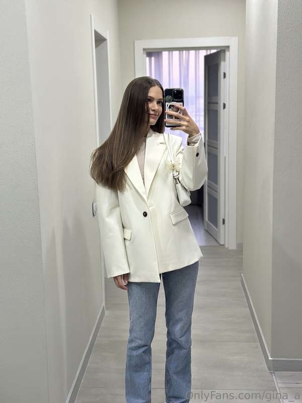 Today I feel like a real businesswoman, I'm running to a mee..