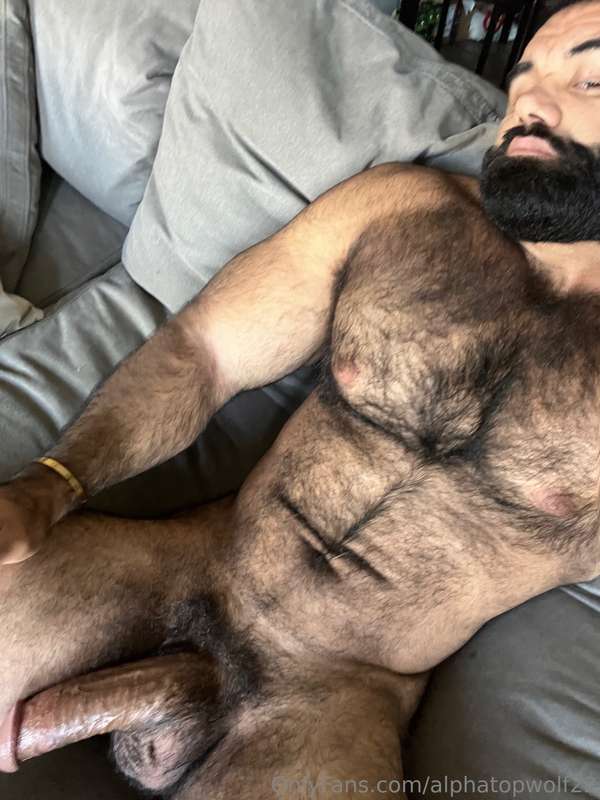 Just lounging around waiting for some man pussy 🤤