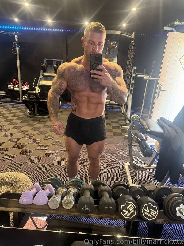 Friday back day 💪🏼 Who else is working out?